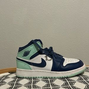 Nike Jordan 1’s navy blue and mint. They are size 4.5Y Boys or a 6 in women’s.